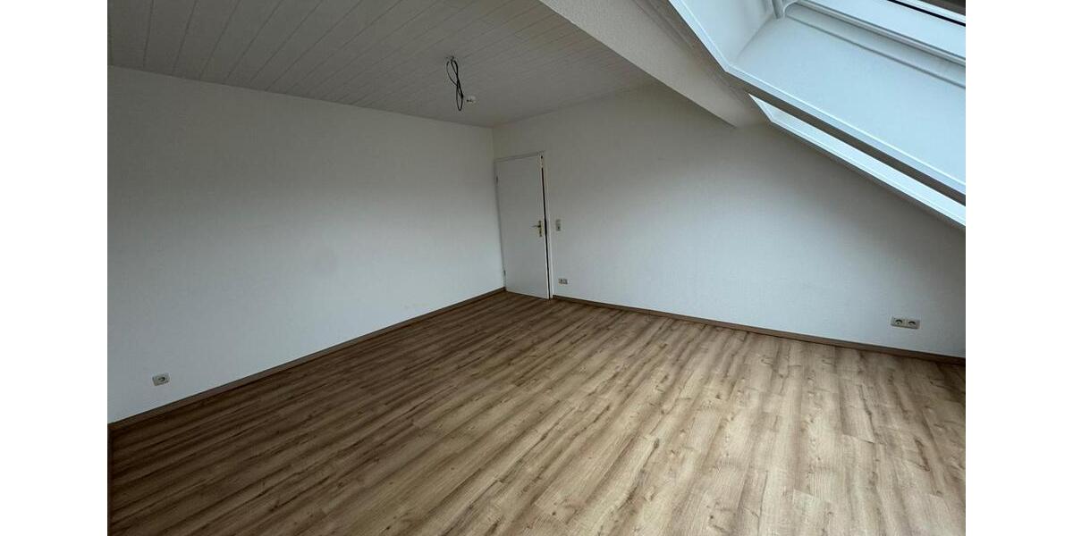 Dachgeschoßwohnung Weißenfels - 3 Zimmer, 74 m&sup2;, 518&euro; | Angebot:25999383