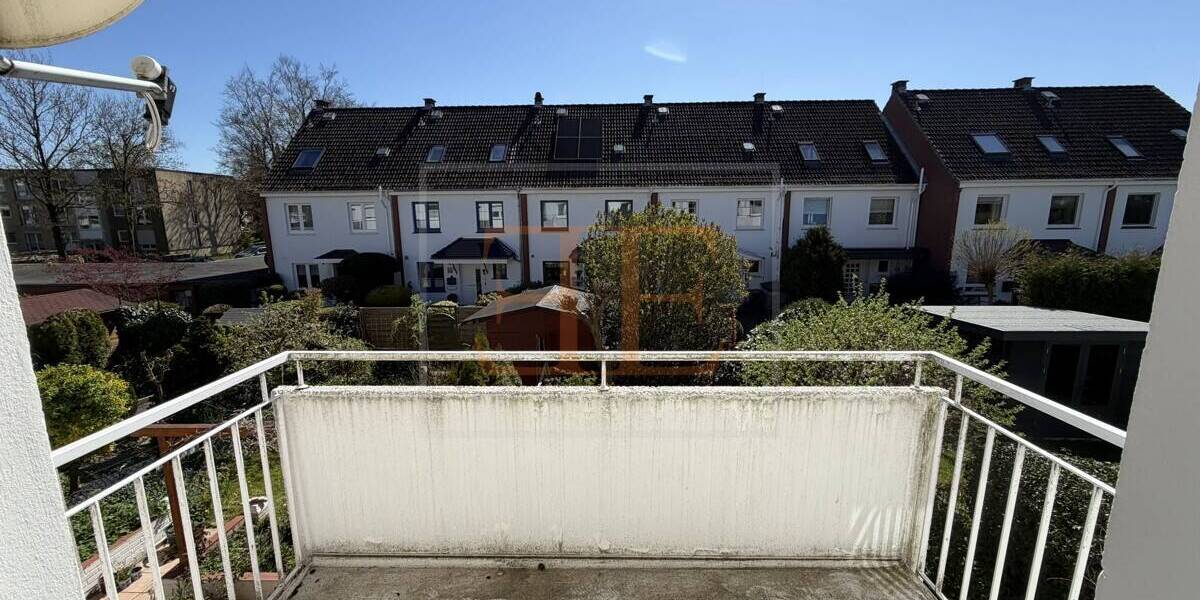 Frisch saniertes Reihenmittelhaus mit 6 Zimmern, Balkon und Einzelgarage zu vermieten - Reihenmittelhaus Rellingen | Angebot:26346609