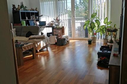 2-Zimmer Wohnung mit Balkon in zentraler Lage zimmer