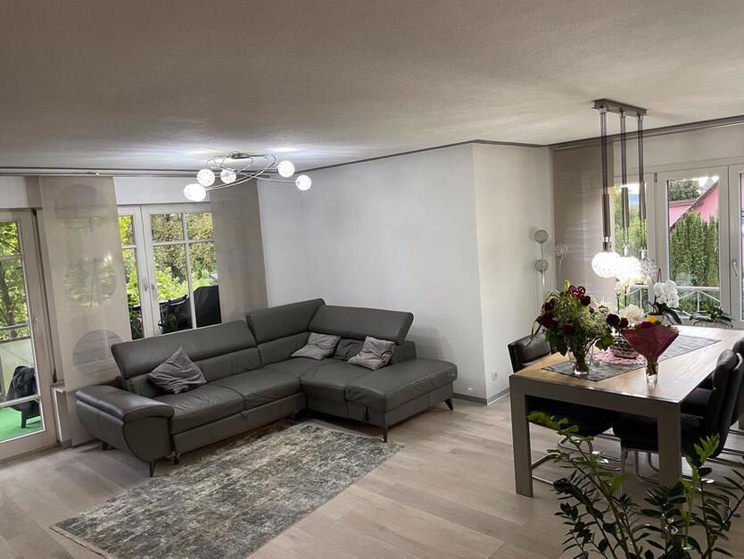 4 Zimmer Wohnung, Vollständig renovierte & möbliert Garage Balkon