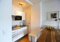 Komplett möblierte Wohnung mit kleinem Balkon