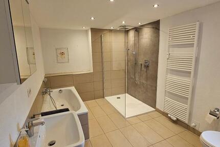 Modernes Einfamilienhaus mit Garten zimmer