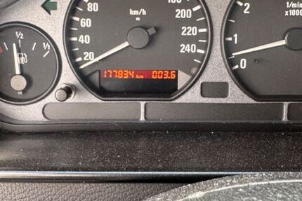 BMW 323