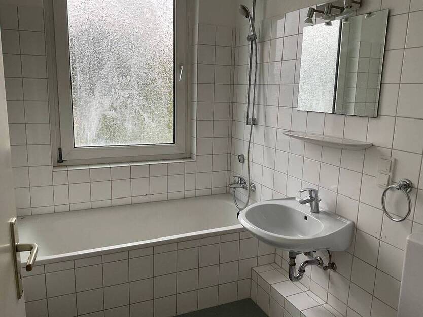 *City-Wohnung im Grünen* renovierte 3 Zimmer mit Balkon, guter Schnitt, Tageslichtbad mit Wanne