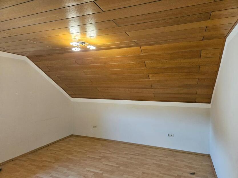 Großzügige Dachgeschoss-Wohnung in Schwandorf (Wattstraße)