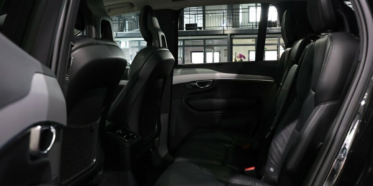 Volvo XC90 T8 P-HEV AWD EXPRESSION R-DESIGN / 7-SITZER 143.000 km 38.444 &euro; Hamm 59077