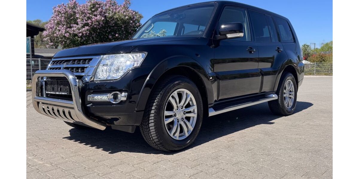 Mitsubishi Pajero 249.000 km 17.999 &euro; München 81825