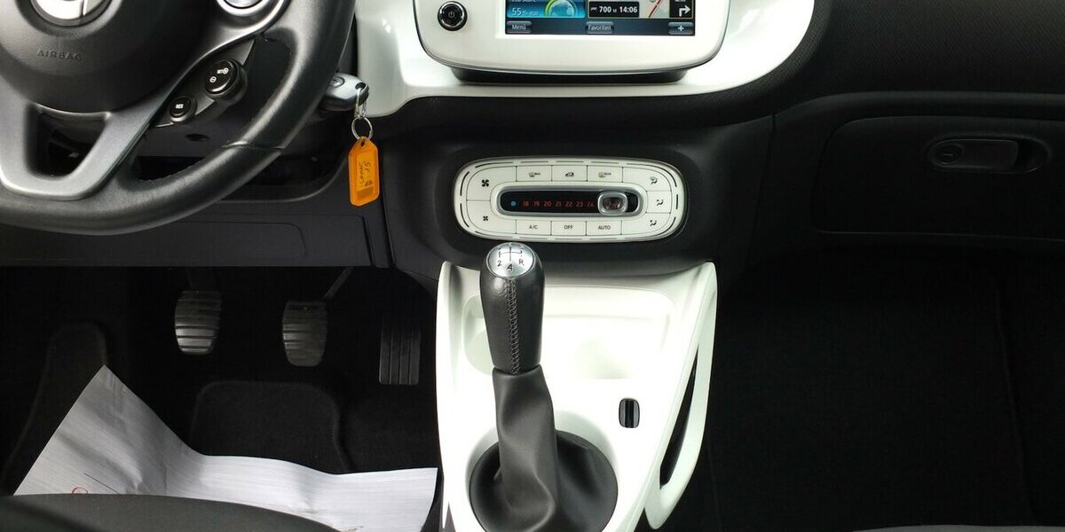 Smart ForTwo WM26:PASSION NAVI PANORAMA KLIMAAUTOMATIK S 96.799 km 7.908 &euro; Köln 50858