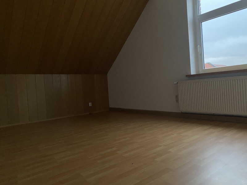 Solides Mehrfamilienhaus steht zum Verkauf 16 zimmer