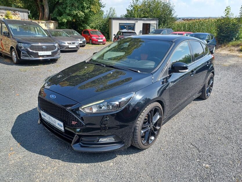 Ford Focus 104.000 km 15.330 € Wiesau 95676