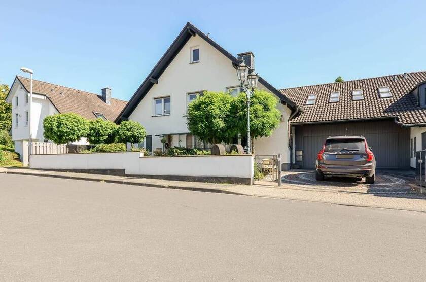 Exklusives Einfamilienhaus mit 2 EinliegerWohnungen* hochwertige Ausstattung * großzügige Raumaufteilung * Wellnessbe...