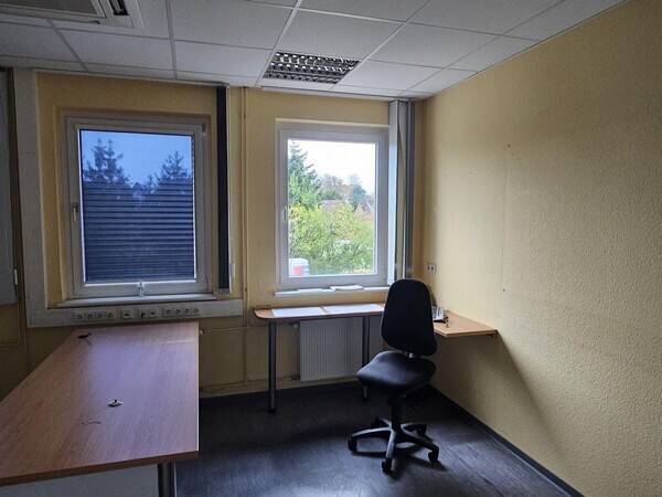 Gewerbeimmoblie mit Hallen- und Büroflächen zimmer