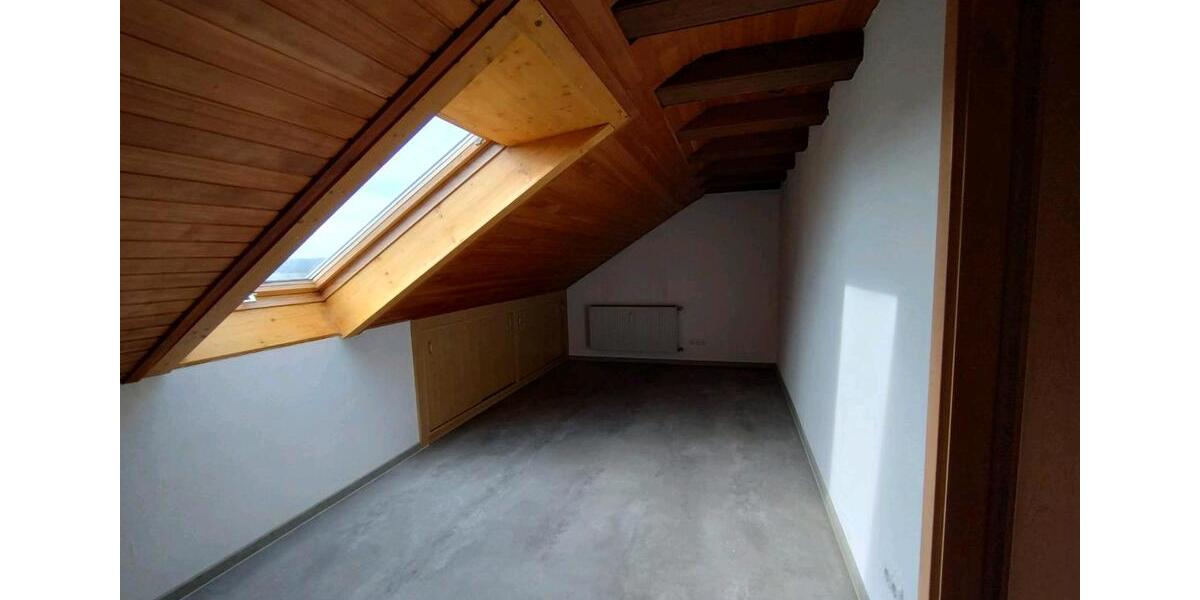 Dachgeschoßwohnung Waldbüttelbrunn - 3 Zimmer, 75 m&sup2;, 950&euro; | Angebot:26598082