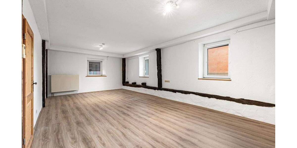 Einfamilienhaus Hilzingen - 7 Zimmer, 215 m&sup2;, 585.000&euro; | Angebot:25879468