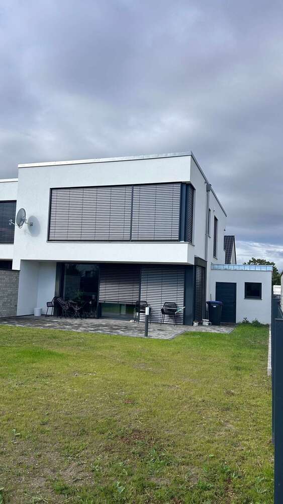 Haus zum Mieten in Rötha 2.190 € 165 m²