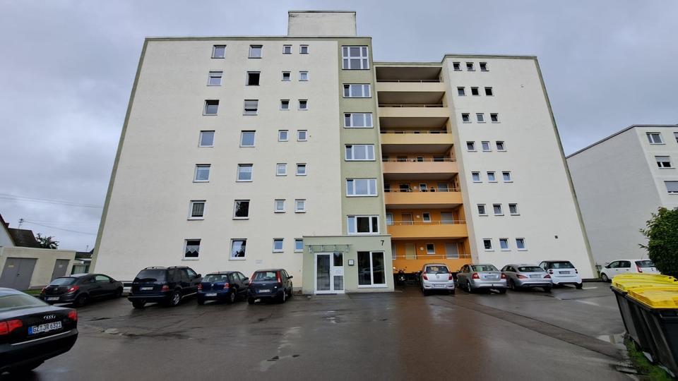 3-Zimmer-Wohnung mit Balkon und Aufzug, voll möbliert in Krumbach zimmer