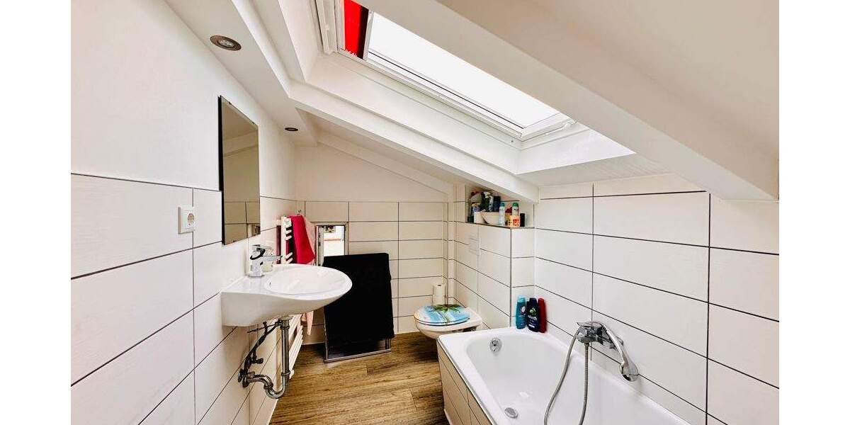 Saniertes Haus mit einigen Garagen - Eigennutzung oder Investition 5 zimmer