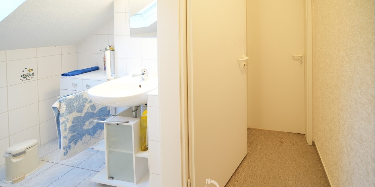 Zwei- bis Dreiparteienhaus in zentraler Lage mit Einliegerwohnung und Ausbaupotenzial im DG - Zweifamilienhaus Zell am Main | Angebot:26321773