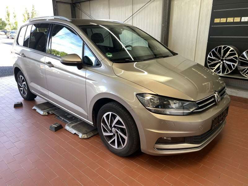 VW Touran 149.139 km 14.900 € Berlin 12347
