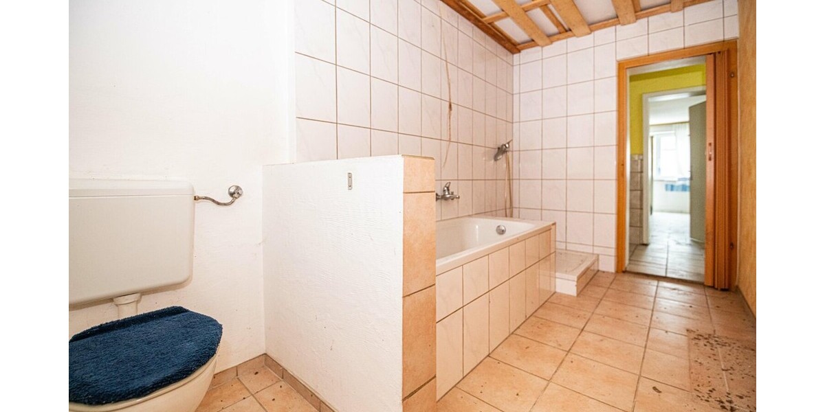 Zweifamilienhaus mit großem Grundstück 8 zimmer