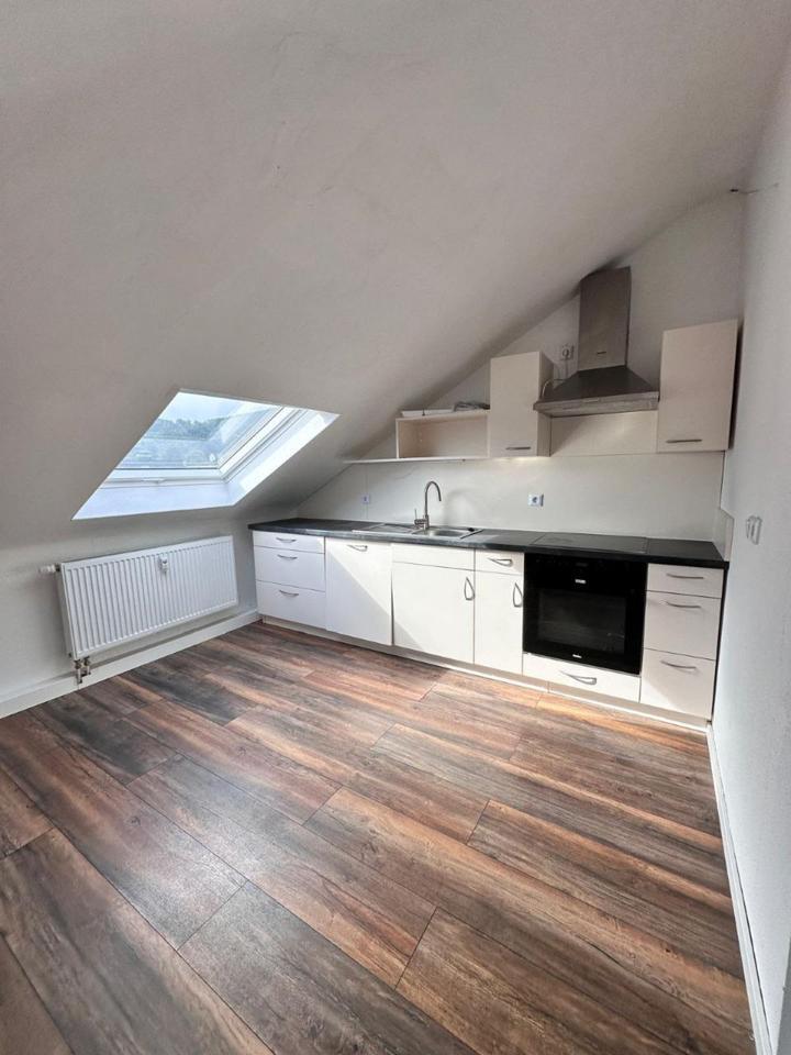 zentrumsnahe 3,5 Zimmer Wohnung mit Einbauküche, Blick über Friedrichroda, Stellplatz, Gartenanteil und Keller