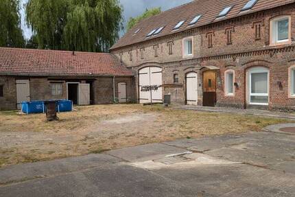 Wohn-und Gewerbehof mit großem Grundstück südlich von Berlin 8 zimmer