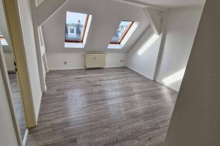 Helle Dachgeschosswohnung 2 zimmer