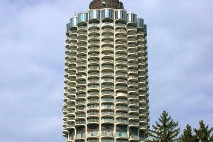 Kernsaniertes, vollmöbliertes Apartment im 12 Stock im Hotelturm