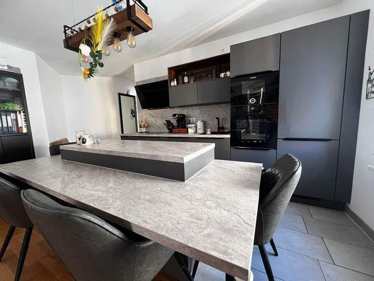 Luxuriöse 3-Zimmer-Wohnung mit Aufzug, Fußbodenheizung, Einbauküche, 2 Bädern & Wohnküche mit Balkon! 3 zimmer