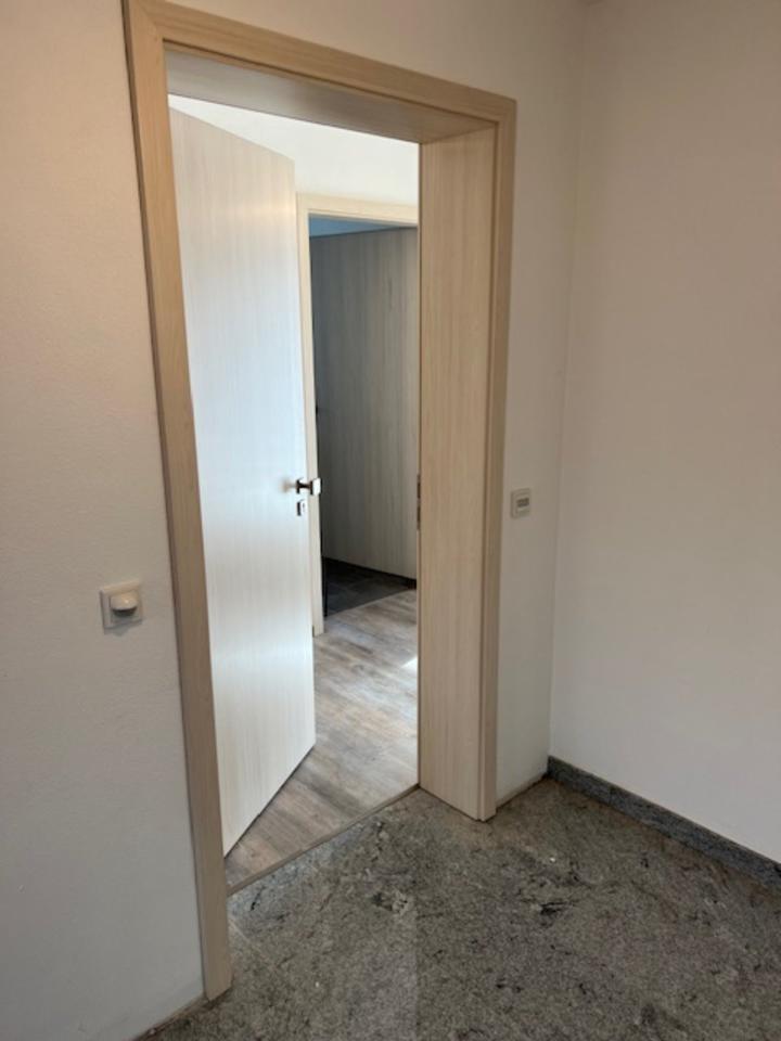 Schöne und neuwertige 2 12-Zimmer-Erdgeschoßwohnung mit EBK