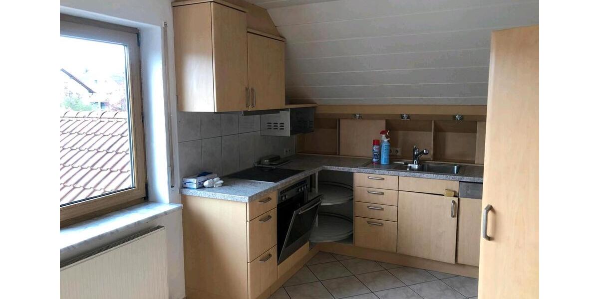 Helle 4-Zi DG Wohnung, Stellplatz Balkon Tageslichtbad EBK 4 zimmer