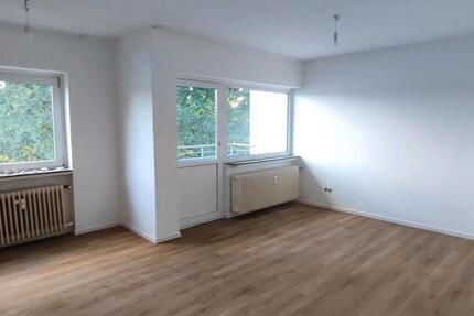 5 Zimmer, 106 qm, frisch renoviert, 2 Balkone, € 690,- zimmer