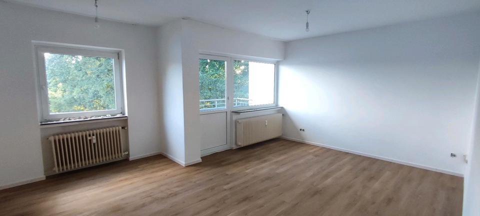 5 Zimmer, 106 qm, frisch renoviert, 2 Balkone, € 690,- zimmer