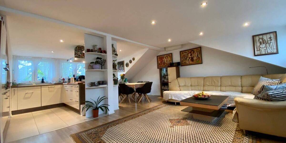 Exklusives Wohnen unterm Dach - DG-Wohnung mit Balkon, EBK & 3 Parkplätzen 4 zimmer