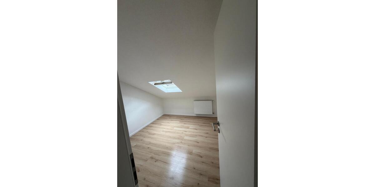 Dachgeschoßwohnung Sinsheim - 3 Zimmer, 77 m&sup2;, 1.100&euro; | Angebot:25050323