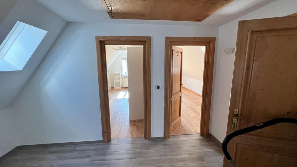 Dachgeschoßwohnung Neustadt an der Waldnaab - 7 Zimmer, 190 m&sup2;, 1.400&euro; | Angebot:24396234