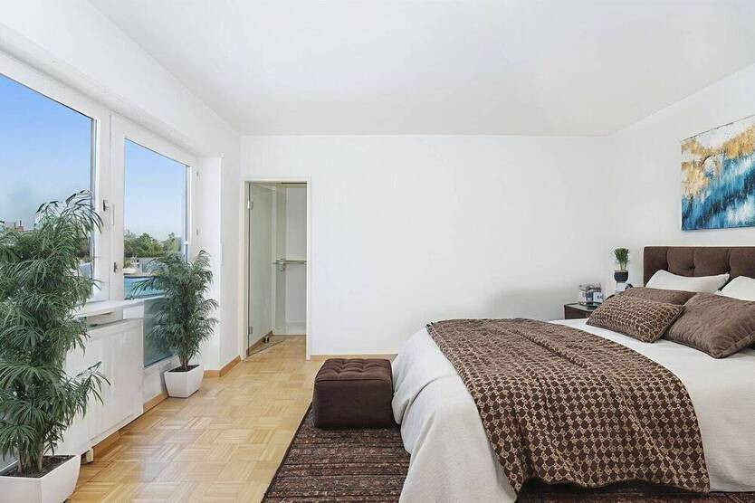 Großzügige und sehr gepflegte 4-Zimmer-Wohnung mit 2 Balkonen und Einbauküche.