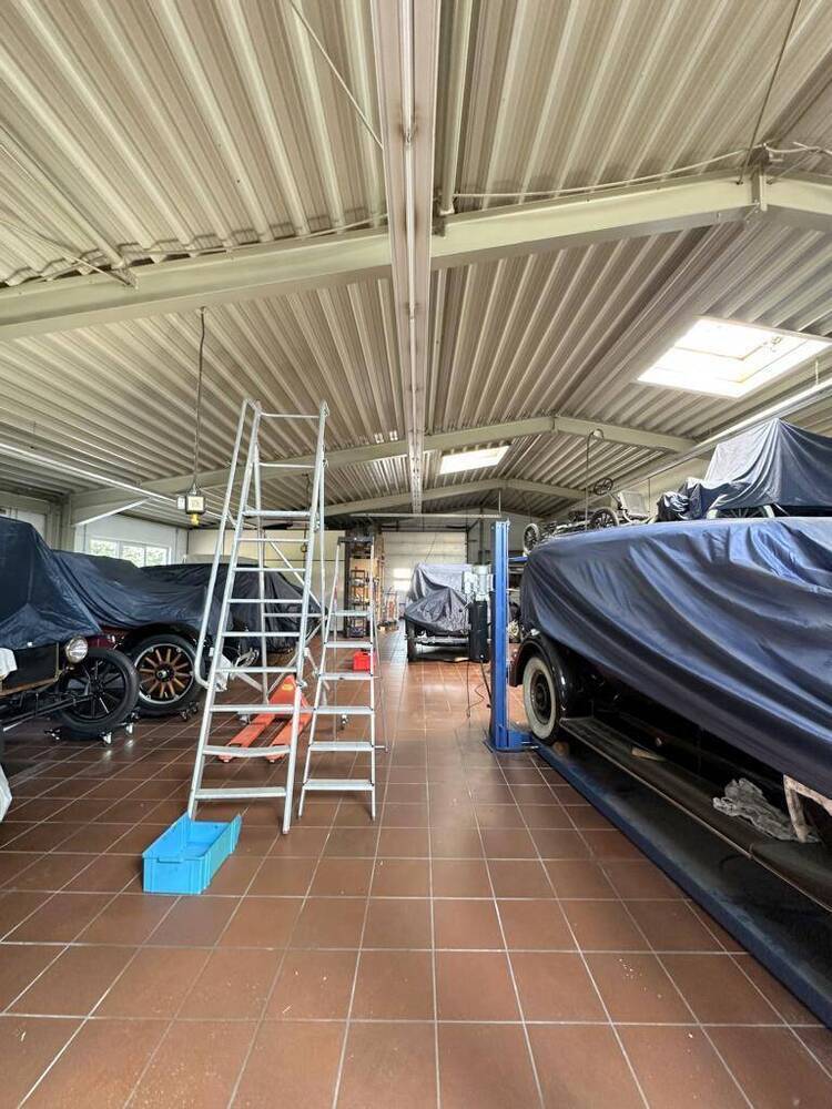 ***Lagerhalle, Büros, Parkflächen, Ausbaureserve, große Freifläche...in MG-Giesenkirchen***