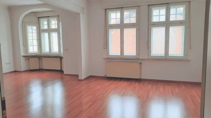 Hochwertig saniertes 4-6 Zimmer Büro (Wohnung) im 1.Stock in der Innenstadt von Weiden i. d. OPf. zu vermieten!