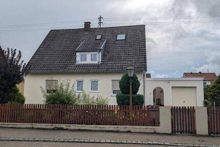 Einfamilienhaus mit Gartengrundstück und Garage
