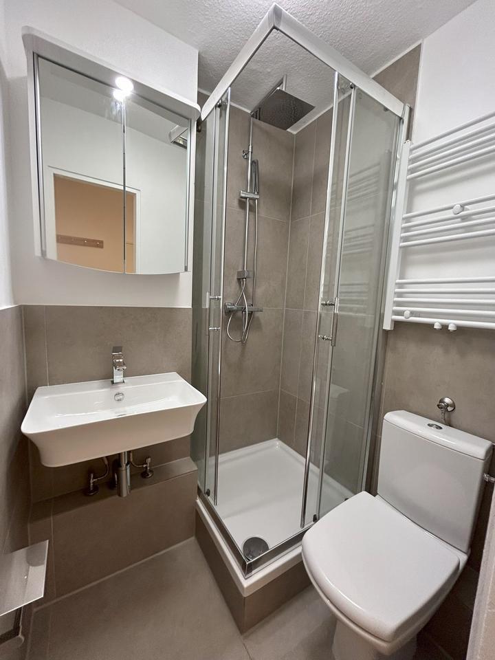 Helles und modernes Zimmer in 3er WGshared-flatin Frankfurt - 1 Room Available