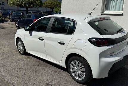 Peugeot 208 32.000 km 12.099 € Köln 50668