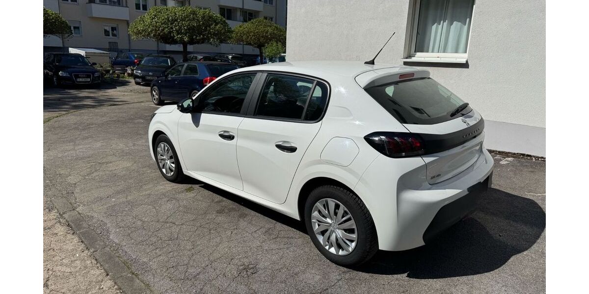 Peugeot 208 32.000 km 12.099 € Köln 50668