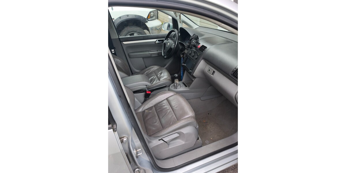 VW Touran 289.000 km 1.800 &euro; Halver 58553