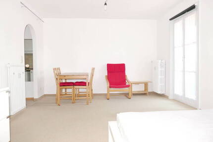 1-Zimmer-Wohnung mit Balkon; Anfragen bitte nur per email; bitte lesen Sie den Text bis zum Schluß!