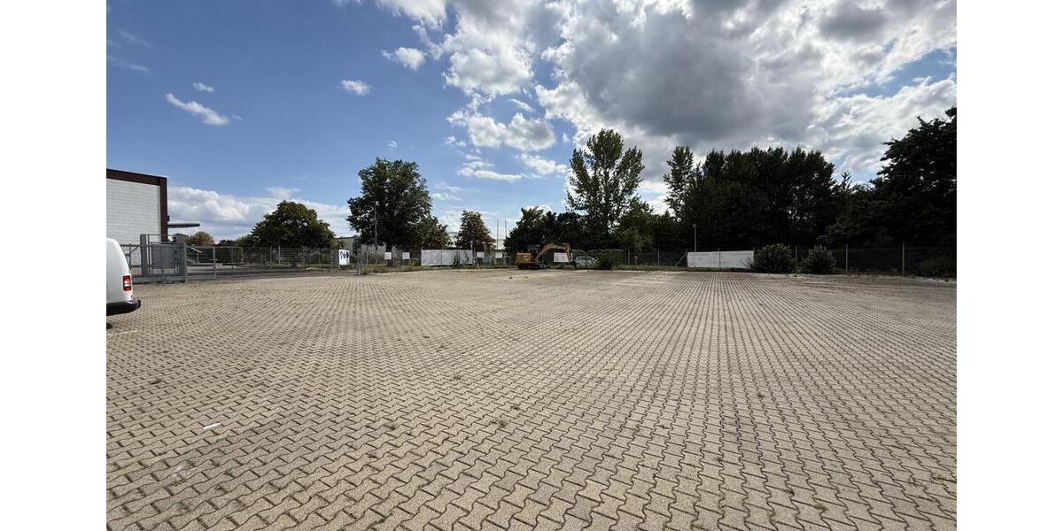 In verkehrsgünstiger Lage in Lohfelden steht eine vielseitig nutzbare Außenfläche mit ca. 900 m² zur Vermietung. Die Fläche eignet sich ideal für unterschiedliche gewerbliche Zwecke wie... zimmer