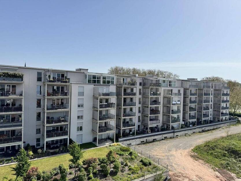 KL-Pfaffstraße: Neuwertige ETW m. 2 Zimmern, EBK, Bad, Balkon, TG-Stellplatz und Außenstellplatz