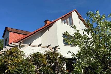 Sonnige Doppelhaushälfte mit eingewachsenem Garten 