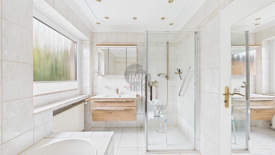 Exklusive Villa in Toplage von Grasdorf – 10 Zimmer, traumhafter Feldblick & Wellnessbereich mit Pool 10 zimmer