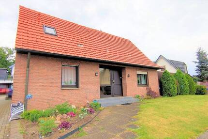 Geräumiges EFH mit ELW, Terrasse, Balkon, kleinem Garten und Garage in ruhiger Lage